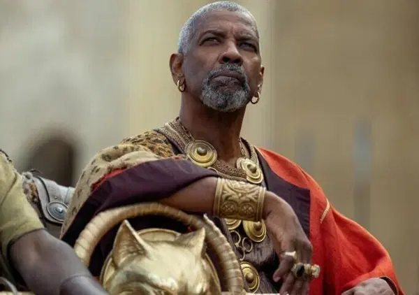 Il gladiatore 2, Denzel Washington ha baciato un uomo durante le riprese del film? L'attore: &ldquo;Non erano pronti&rdquo;. E un altro bacio &egrave; stato tagliato e non si vede al cinema...
