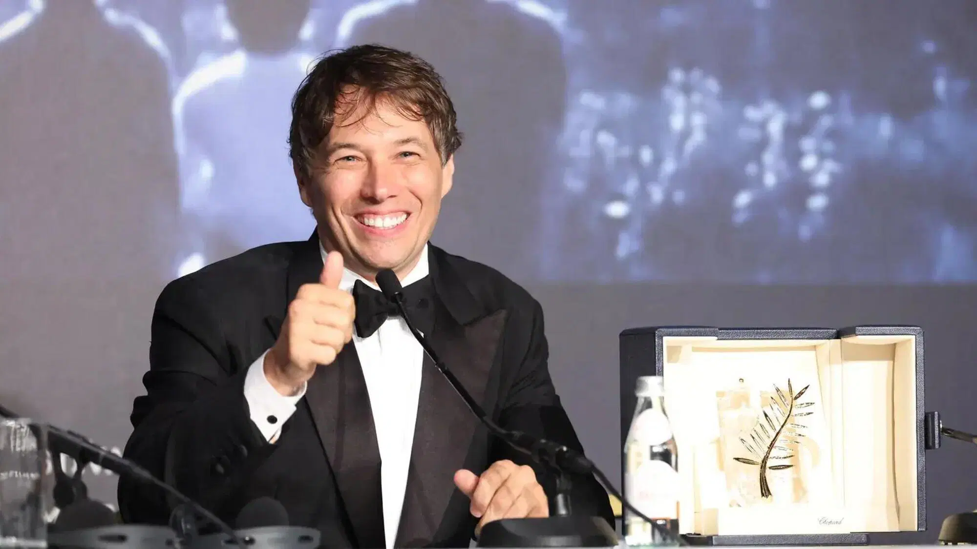 Sean Baker con la Palma d'Oro al Festival di Cannes
