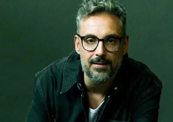 "Il morso di Tyson", Brunori Sas dopo l'elettropop scopre il marketing (anche sui social). Ma com'&egrave; il nuovo singolo "furbo" (vedi Netflix e Jake Paul)? Lo abbiamo ascoltato e...