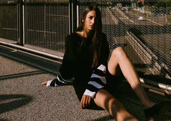 Emma Nolde, la voce ribelle di una generazione in cerca di lentezza (e di s&eacute; stessa). &ldquo;Il mio sogno? Una famiglia, qui in Italia&rdquo;. Il disco, il coming out e altri discorsi sulla musica&hellip;