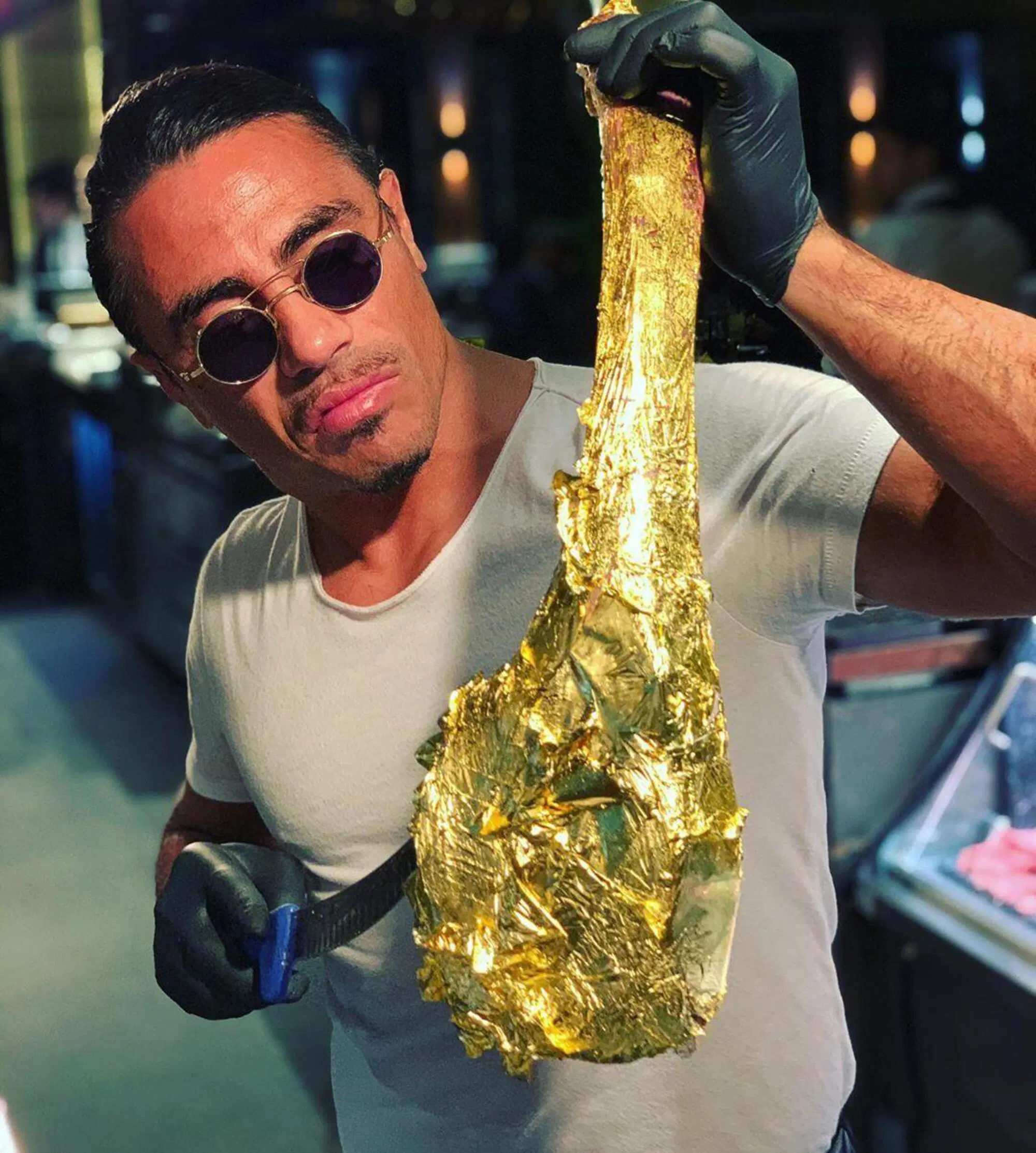 Salt Bae con la carne d'oro che sembra colorata con gli Uniposca