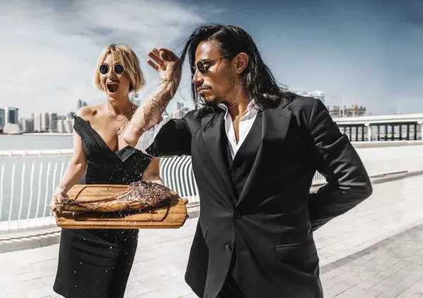 Ma perch&eacute; Antonio Cassano attacca lo chef turco Salt Bae? C'entra il "conto assurdo". Ecco quanto ha pagato per mangiare da Nusret Gokce...