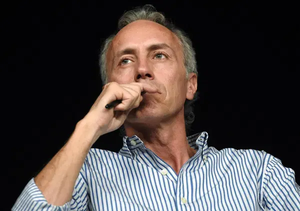 Ma l'avete visto lo scazzo tra Lilli Gruber e Marco Travaglio? &ldquo;Sono libero di dire quello che penso?&rdquo;. E a Otto e mezzo su La7 cala il gelo...