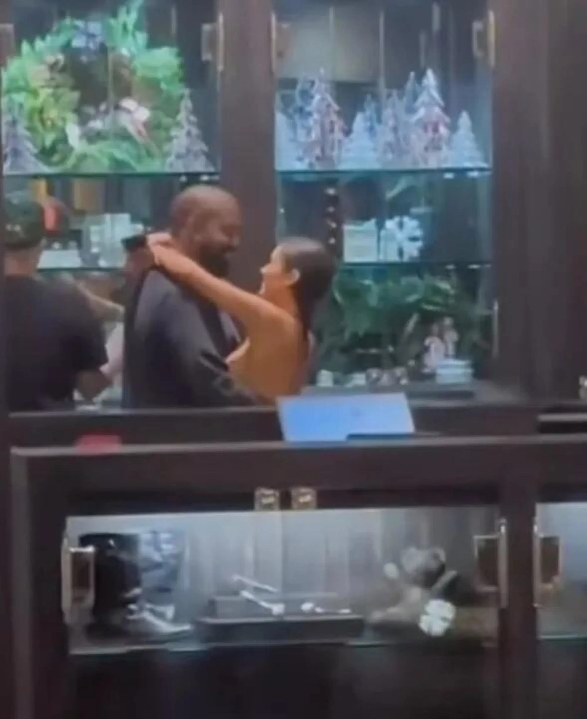 L'abbraccio tra Bianca Censori e Kanye West e sorridenti (ma il top?)