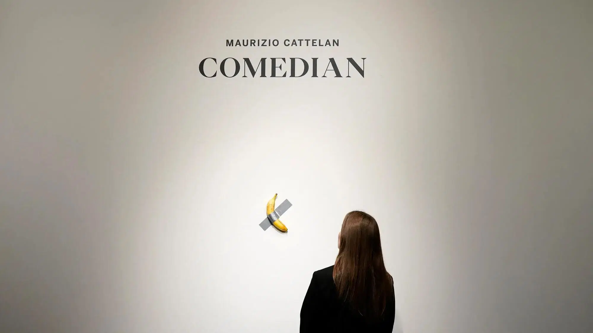 "Comedian", l'opera di Maurizio Cattelan (una banana attaccata con nastro adesivo alla parete)