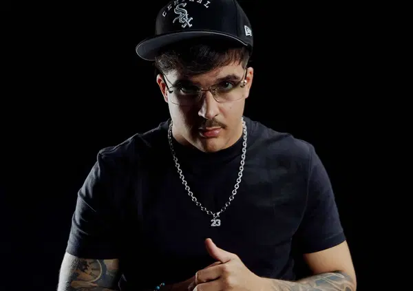 Geolier pigliatutto: dal libro da record, al dissing a Sanremo nel disco. &Egrave; lui il vincitore e Dio lo sa?