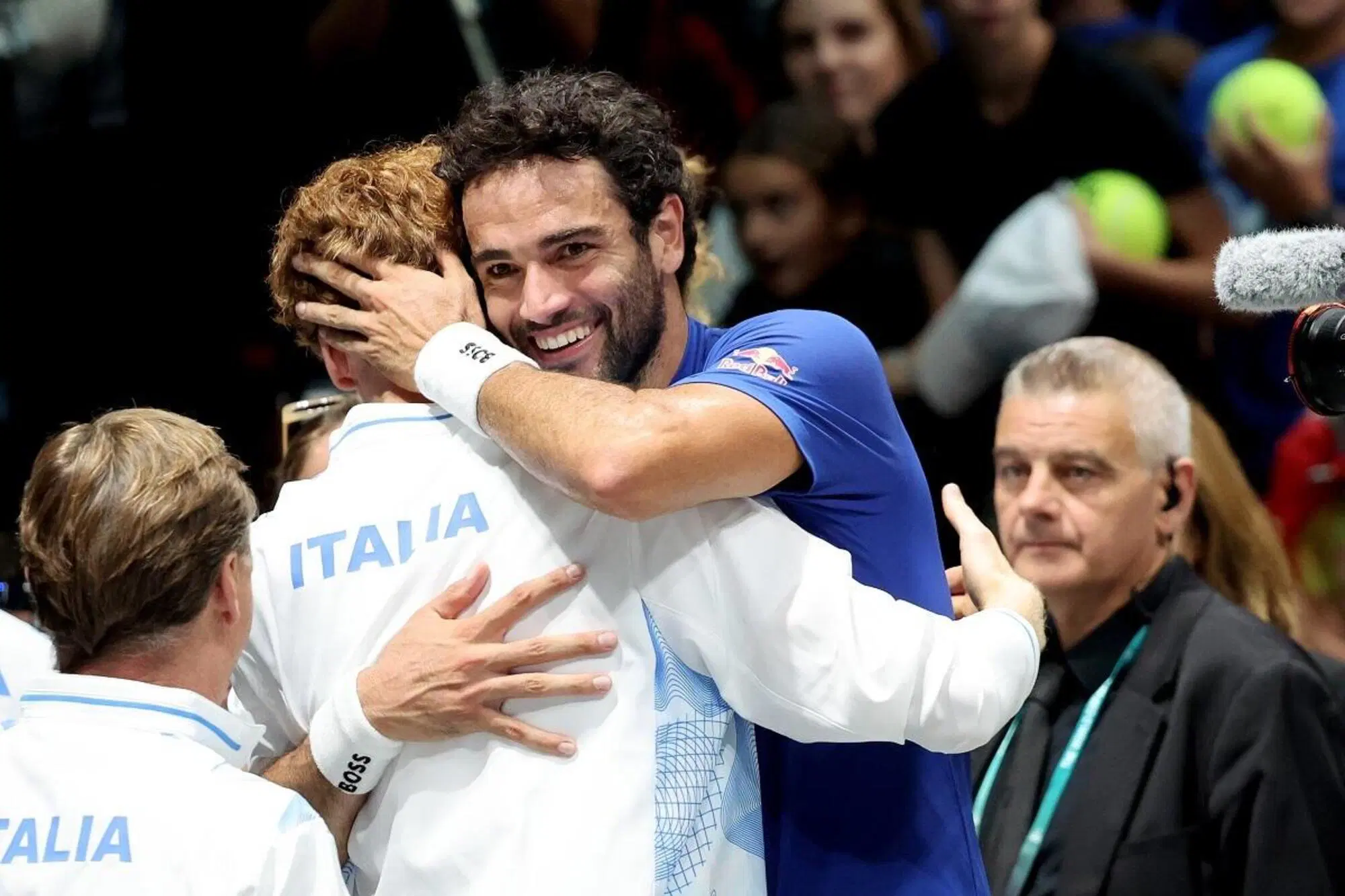 L'abbraccio tra Jannik Sinner e Matteo Berrettini in Coppa Davis