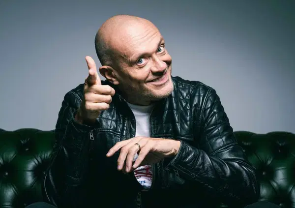 Ok, ma che caz*o sta succedendo tra Max Pezzali e Mauro Repetto? Il premio del comune di Pavia, Claudio Cecchetto, i post su Instagram e la serie Sky &ldquo;Hanno ucciso l&rsquo;uomo ragno&rdquo;&hellip;