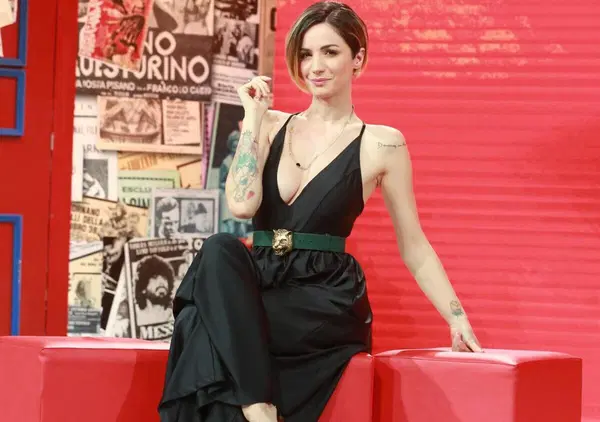 Siamo stati allo spettacolo teatrale di Andrea Delogu, "40 e sto", ma com'&egrave;? Il matrimonio, il divorzio, i due di picche e la musica... 