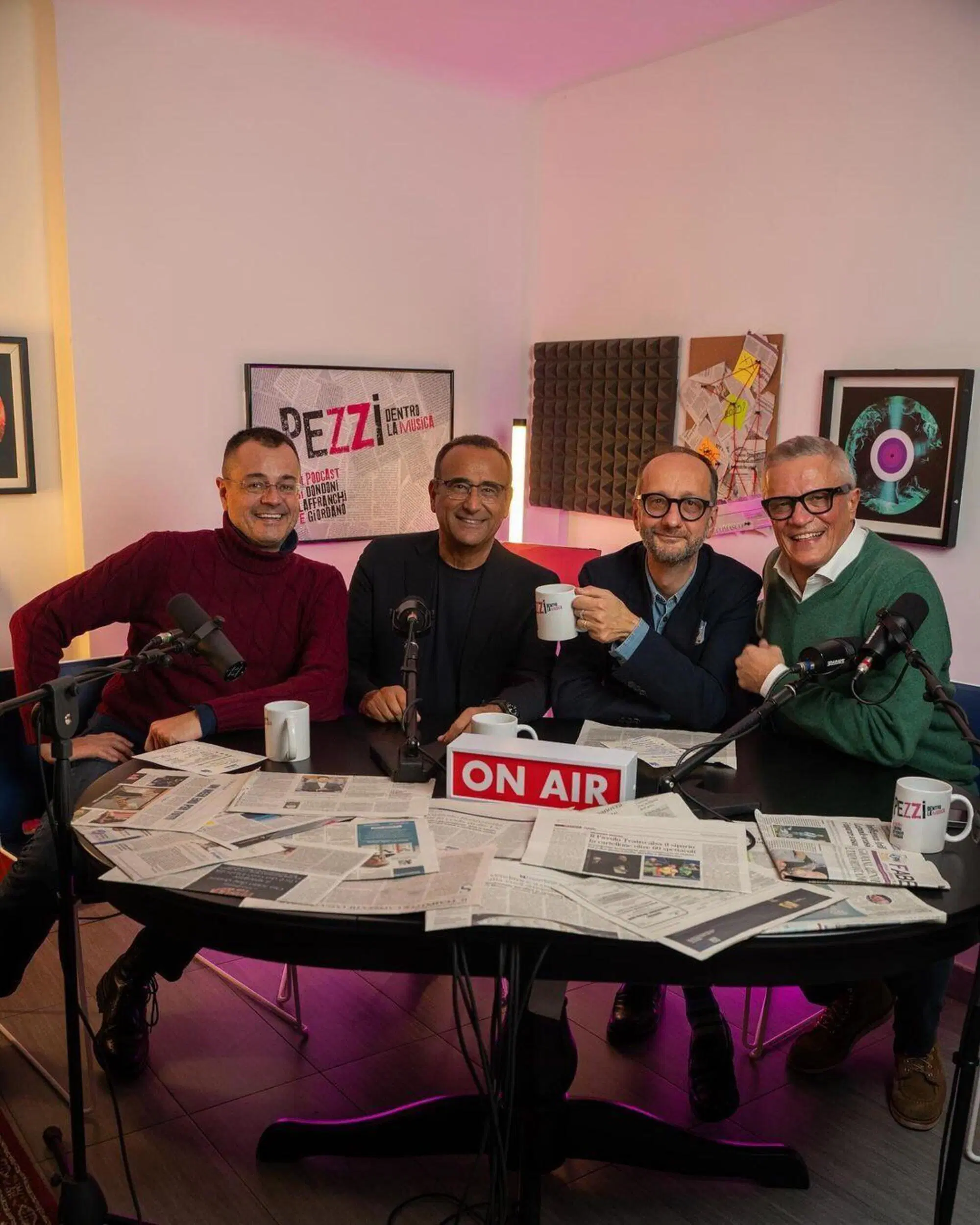 Carlo Conti ospite del podcast "Pezzi" con Andrea Laffranchi, Paolo Giordano e Luca Dondoni