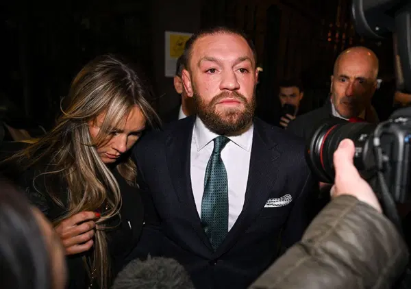 Ufc, Conor McGregor risponde alle accuse di stupro e sul tradimento. Ma la faccia della fidanzata... Intanto il videogioco Hitman fa fuori la (ex?) star Mma, perch&eacute;...