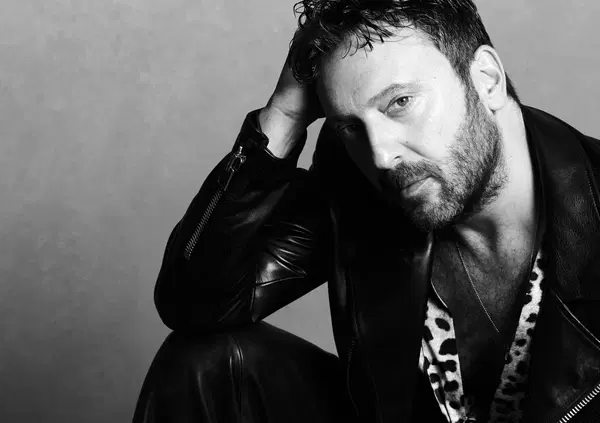 Abbiamo ascoltato Alaska Baby, l'album di Cesare Cremonini, e vi spieghiamo perch&eacute; &egrave; un disco epocale. Musica facile, ma che poteva scrivere solo un artista...