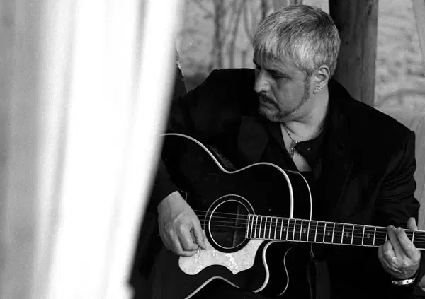 Ok X Factor e Amici, ma l'avete sentito l'inedito di Pino Daniele? Ecco perch&eacute; abbiamo bisogno "Again" di musica che ci salvi dal rumore di fondo...