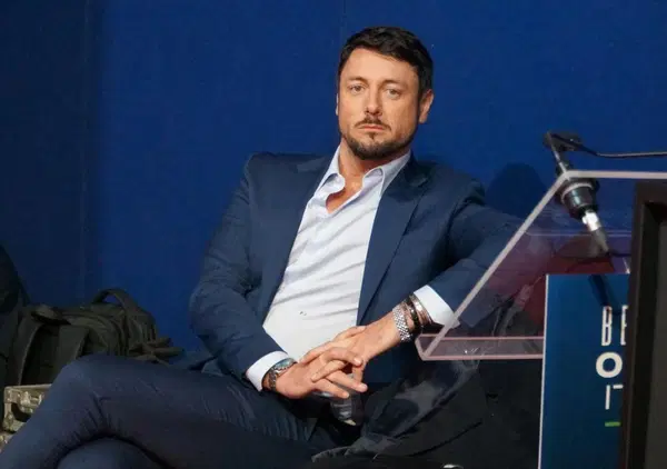 Nessuno tocchi Andrea Giambruno, l'ultimo dei Vitelloni: ecco perch&eacute; l'ex di Giorgia Meloni &egrave; il vero genio italico, e l'intervista da Del Debbio lo consacra erede di Berlusconi e di Enzo di Carlo Verdone