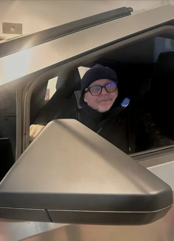 L'avete visto Vasco Rossi al volante del Cybertruck Tesla? Va bene per &ldquo;caricare le olive&rdquo;, altro che vita spericolata&hellip; Ma il Blasco diventer&agrave; un Jeremy Clarkson italiano? [VIDEO]