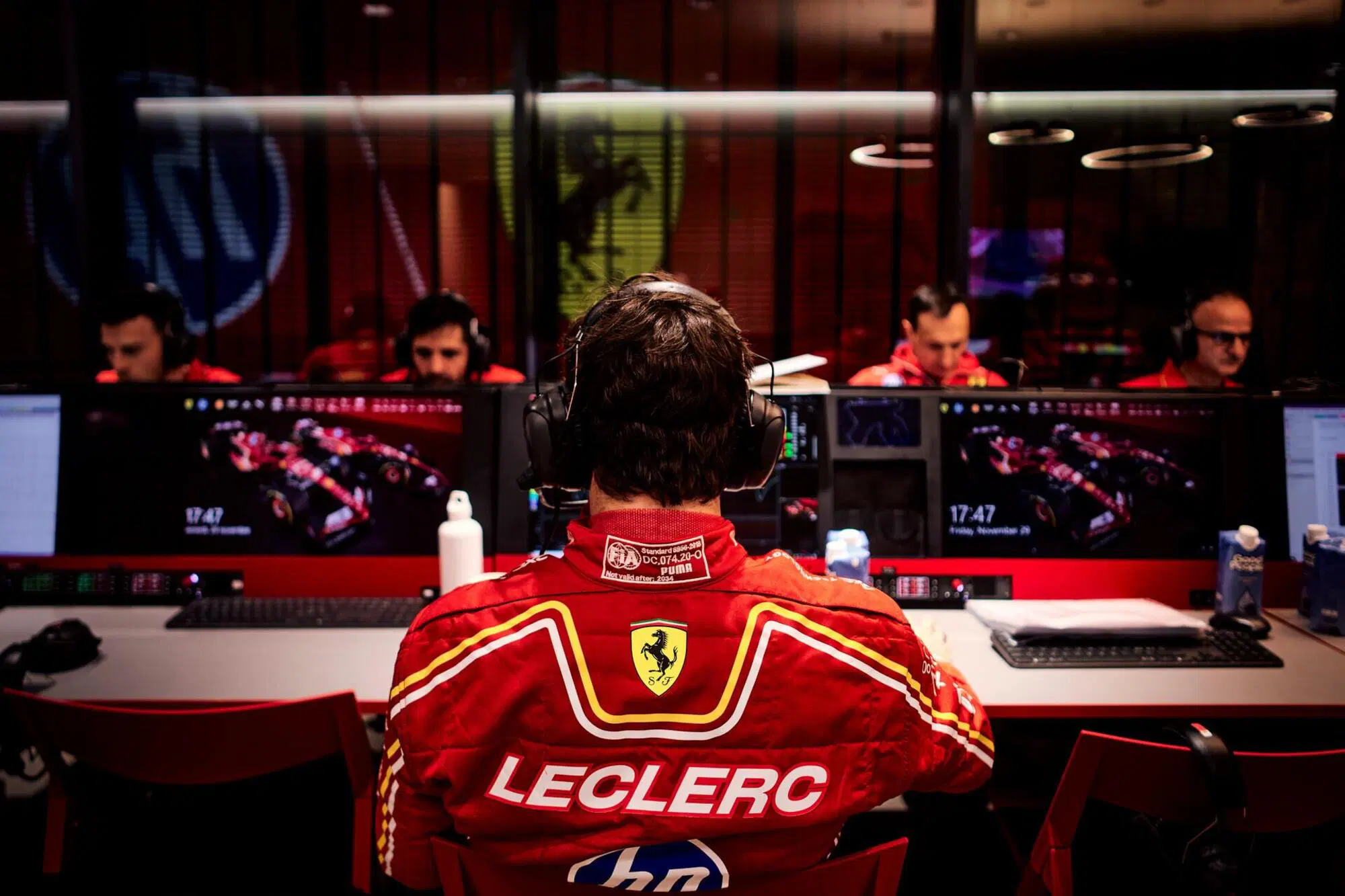 Charles Leclerc in fase di analisi dati dopo le qualifiche del Qatar