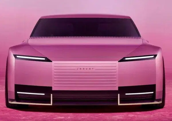 Jaguar elettrica rosa, come bestemmiare in chiesa? Ecco cosa pensa della Type 00 Masterpilot Perucca Orfei: "Pessima fine per un marchio storico, un'auto solo per Elton John e gli stilisti. Inquietante"