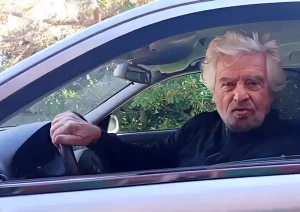 Beppe Grillo dall'auto funebre (Mercedes Benz) attacca Conte e il M5s, ma la "transizione ecologica" dov'&egrave; finita? E anche Edoardo Bennato lo spernacchia...