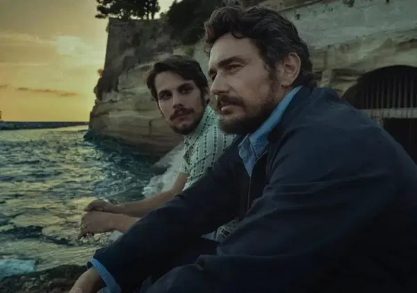 Abbiamo visto Hey Joe, il film con James Franco, al cinema. Ma com'&egrave;? E cos&rsquo;hanno lasciato gli americani a Napoli? Sigarette, Jack Daniel&rsquo;s, navi da guerra e un&rsquo;idea: che al giusto prezzo tutto &egrave; in vendita&hellip;