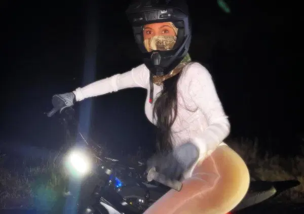 Bianca Censori e Kim Kardashian fuori in mutande, una con Kanye, l&rsquo;altra biker con casco e in sella: la gara dei look estremi (compresa l'ex signora West suora hot) [FOTO]