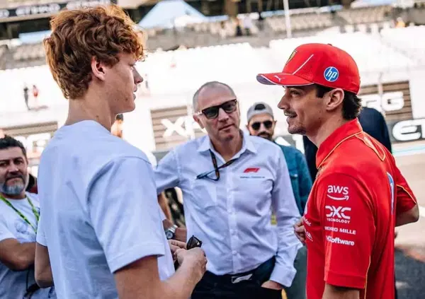 Che ci faceva Jannik Sinner tra Leclerc e Verstappen al Gp di Abu Dhabi di Formula 1 (vinto da Norris davanti alle Ferrari con titolo costruttori alla McLaren)? E quel giro di pista con Charles&hellip;