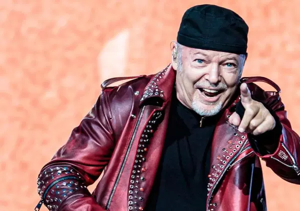 Vasco Rossi, dopo il Cybertruck arriva il Tesla Bot Optimus: Blasco, ma perch&eacute; non ti fai pagare da Elon Musk per la pubblicit&agrave;? Eccolo assieme all'assistente tuttofare. E il prezzo... [FOTO]