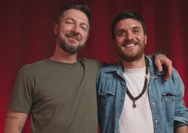 Ma l&rsquo;avete visto Leonardo Caffo che rideva alle accuse dell&rsquo;ex compagna? Ecco a &ldquo;Il bazar atomico&rdquo; come parlava del processo: &ldquo;Ho preferito essere sacrificato sul carro del nemico&hellip;&rdquo; [VIDEO]