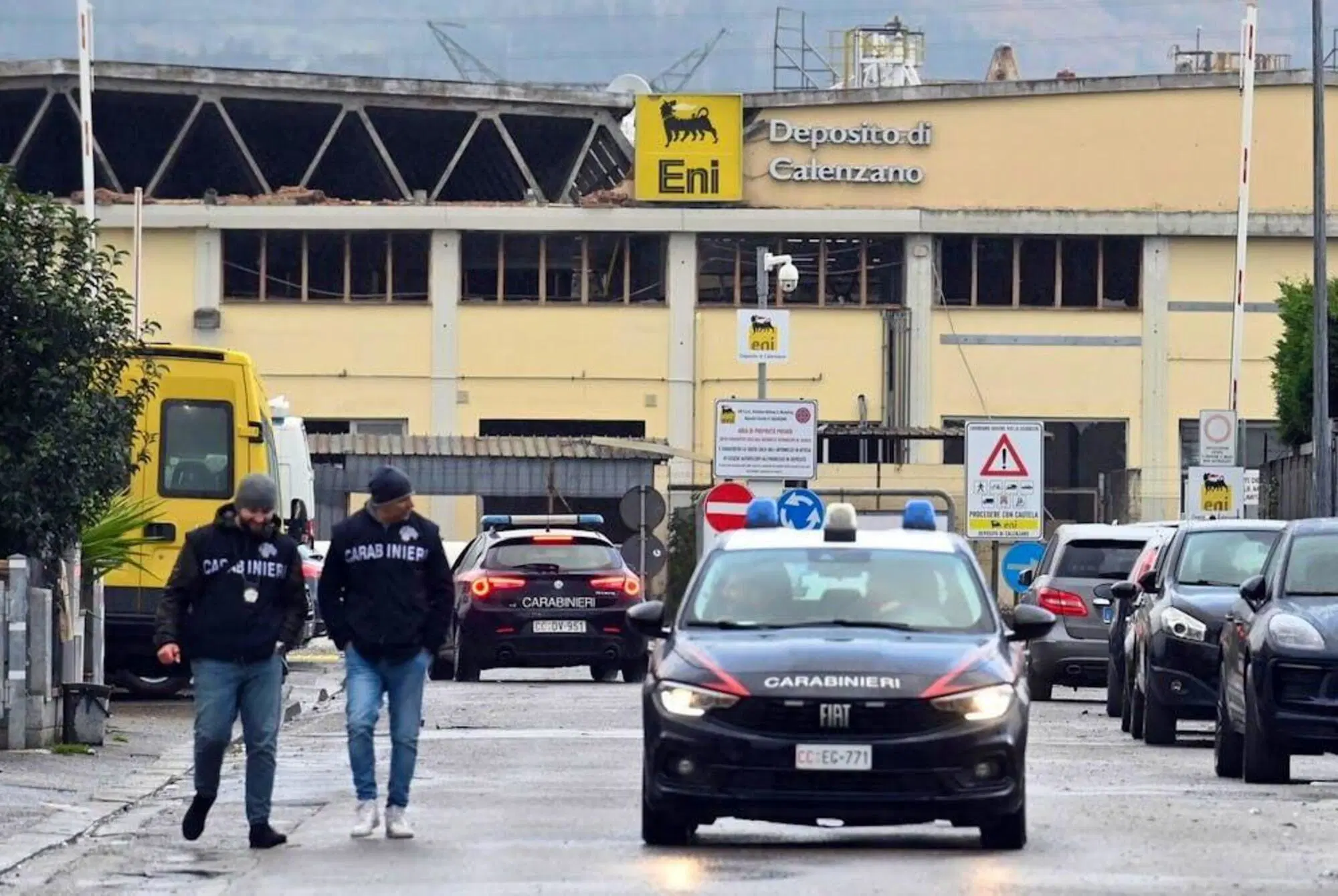 Le forze dell'ordine allo stabilimento Eni dopo la tragedia 