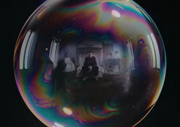 Signori: &ldquo;&Egrave; finita la pace&rdquo;, Marracash, &egrave; un missile mai sentito in Italia. La recensione traccia per traccia