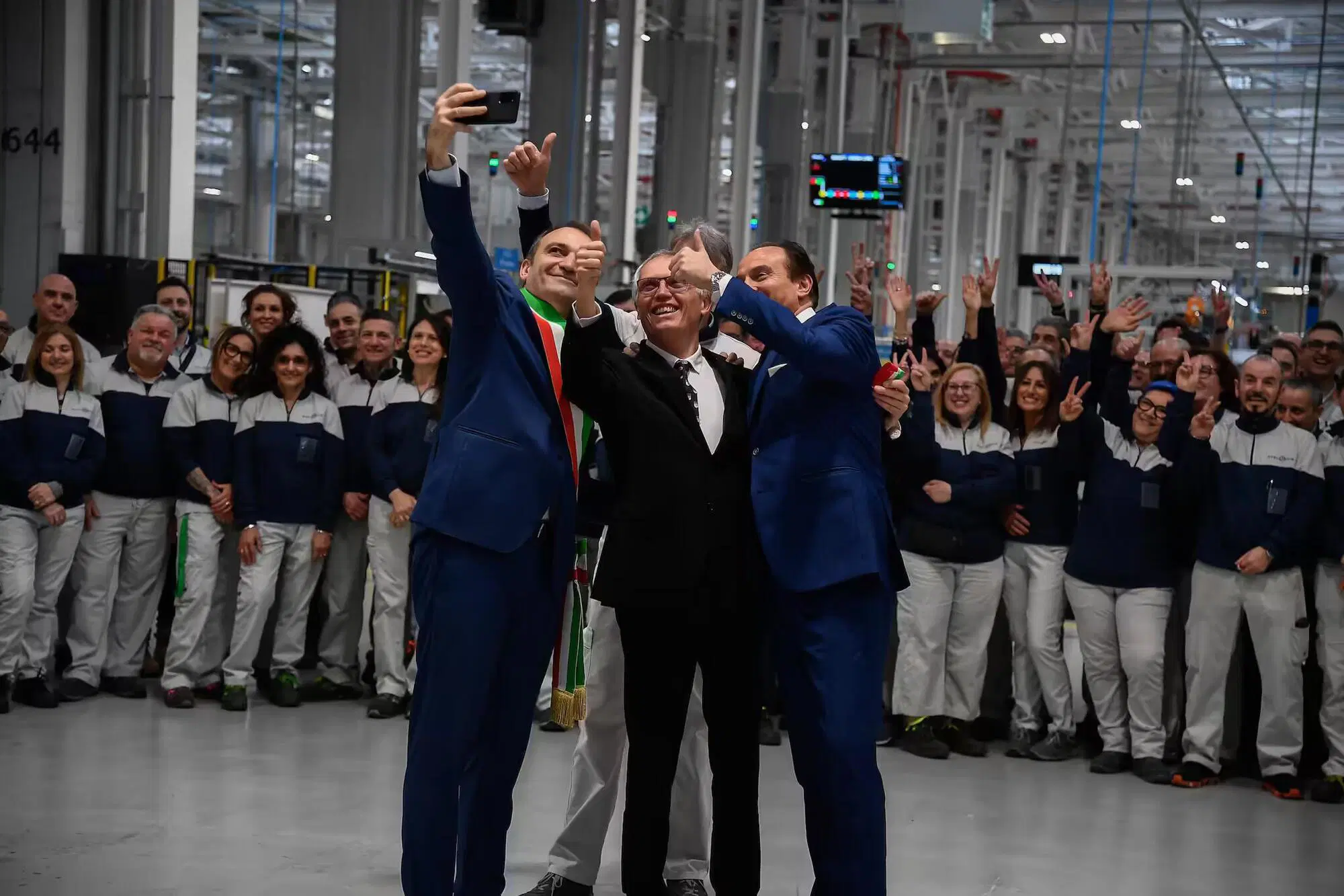 L'ex Ceo di Stellantis, Carlos Tavares, e il selfie con i dipendenti