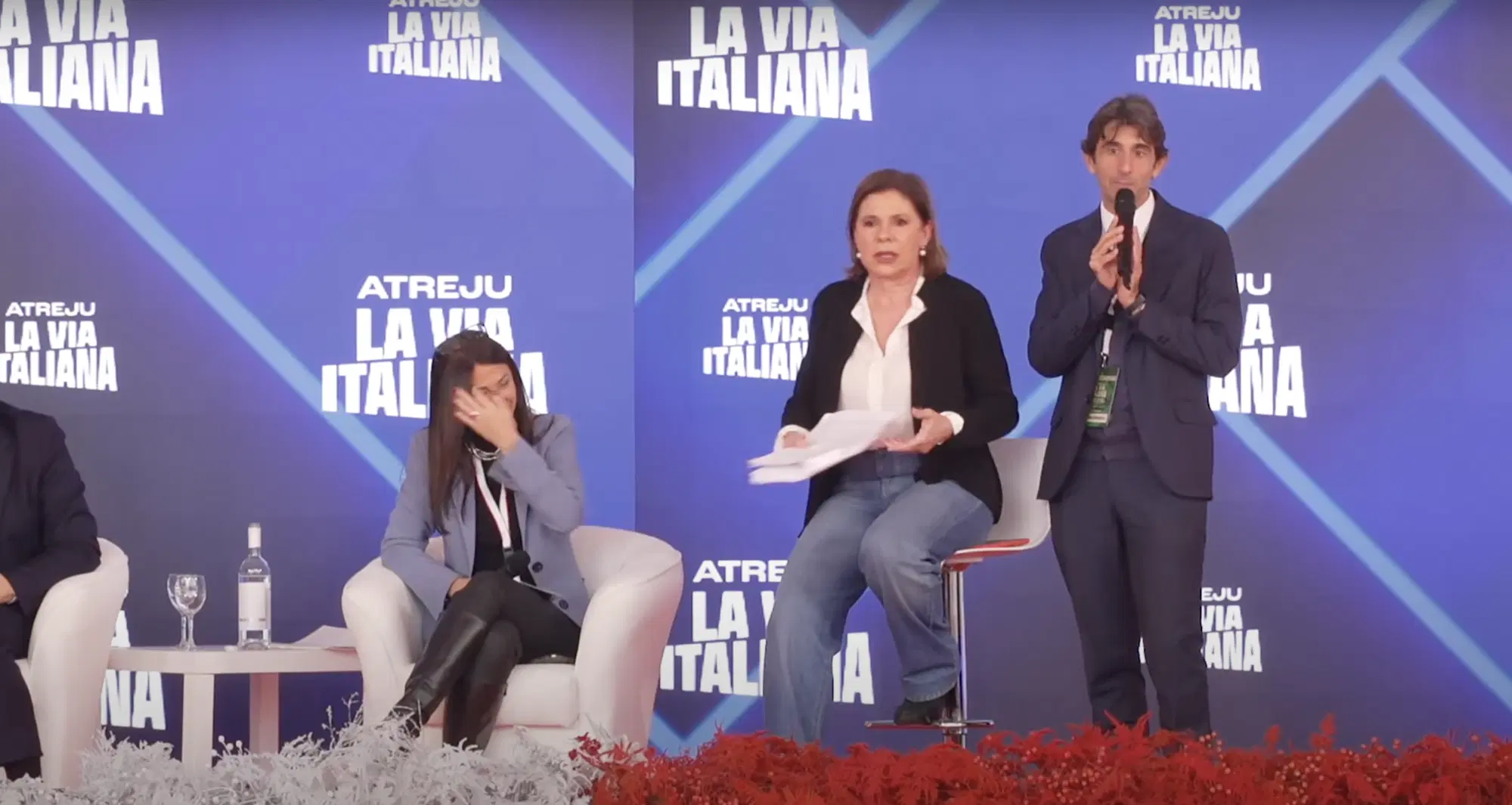 Bianca Berlinguer ad Atreju 2024 interrompe l'evento per colpa dei fischi alla senatrice del M5s Alessandra Majorino. Interviene Donzelli