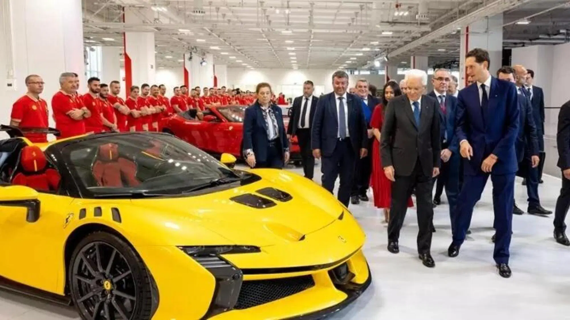John Elkann con il presidente Mattarella all'inaugurazione dell'e-building Ferrari