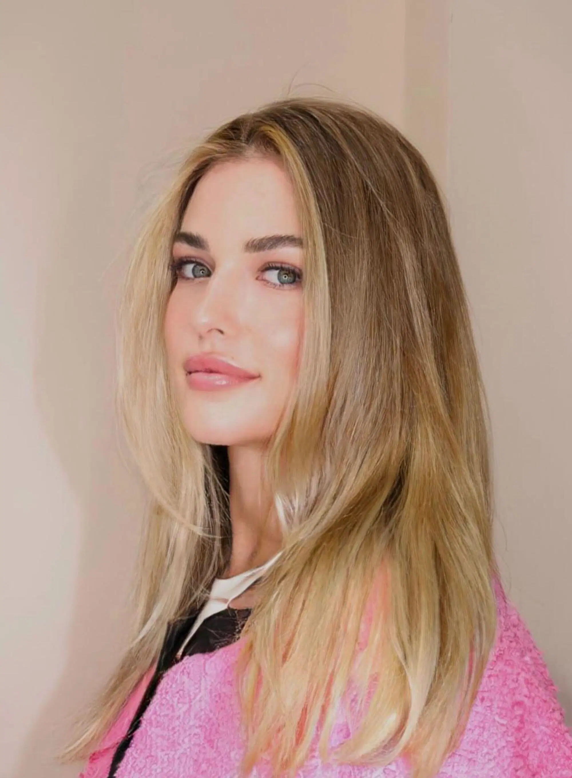 Anna Kalinkaya al salone di bellezza