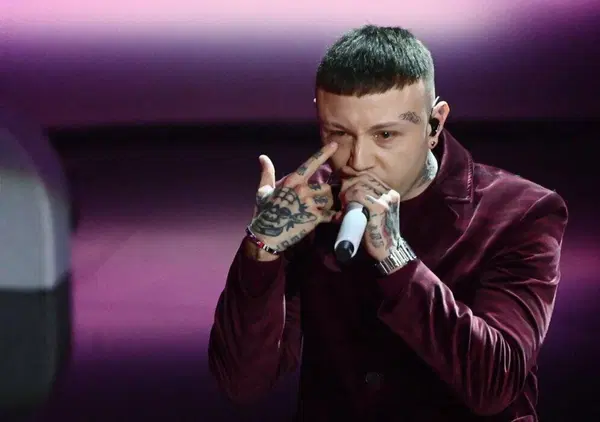 Lazza &egrave; disco di diamante con &ldquo;Sirio&rdquo;, ma sar&agrave; l&rsquo;ultimo? Ecco perch&eacute; le nuove regole Fimi per dischi d'oro e di platino potrebbero uccidere davvero la musica...