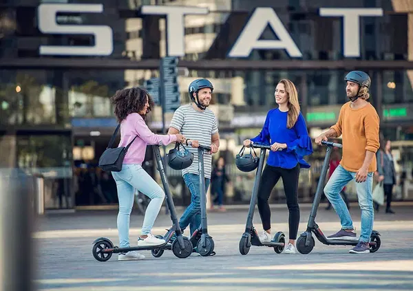 &Egrave; il "crepuscolo del monopattino"? Michele Masneri su Il Foglio spiega perch&eacute; &egrave; diventato "sinonimo di pericolosit&agrave; sociale" e non sar&agrave; mai un simbolo, come la Vespa degli anni '90...