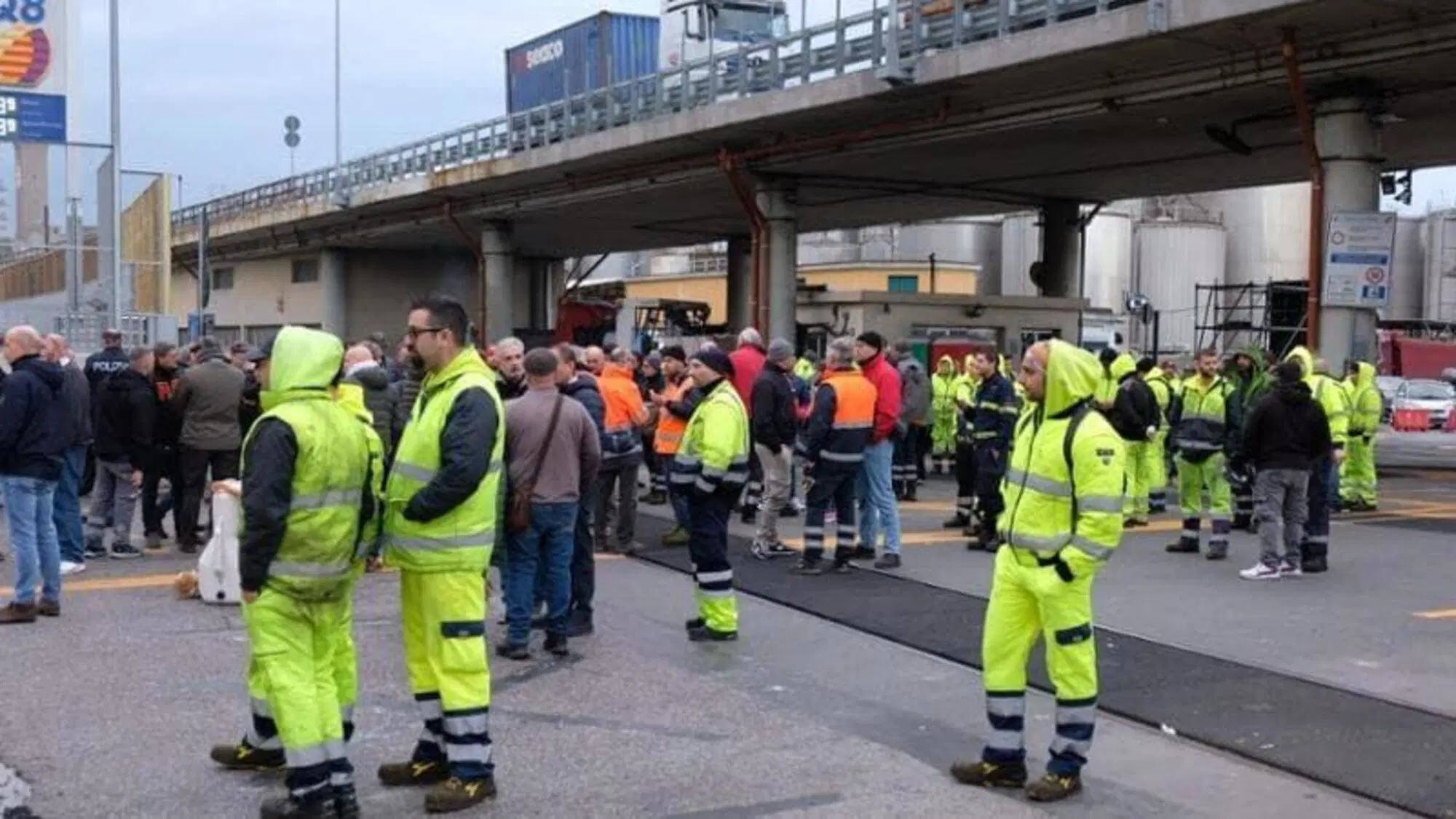 I lavoratori al porto di Genova in sciopero dopo la morte dell'operaio di 52 anni
