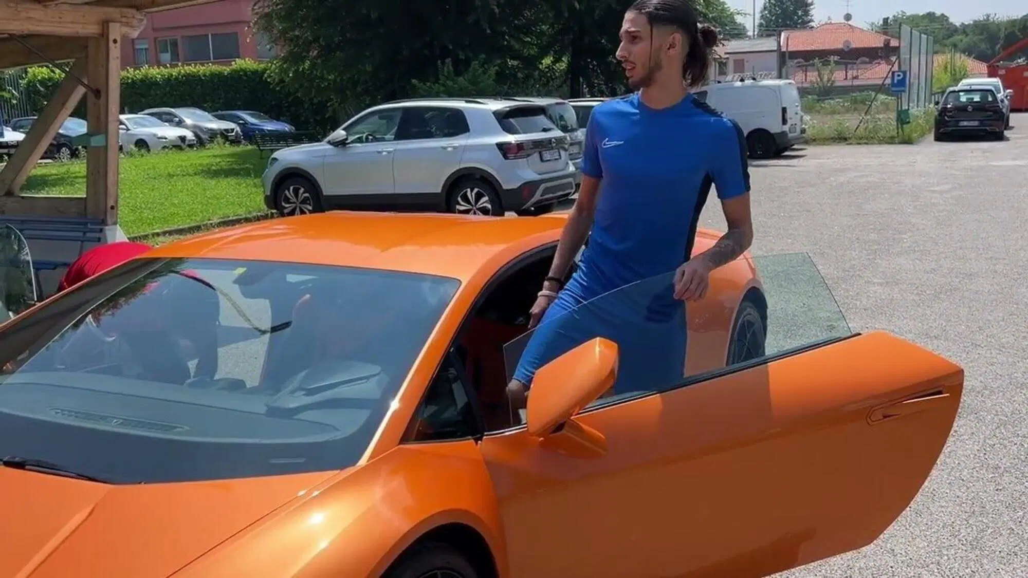 Baby Gang in giro di notte in Lamborghini con passamontagna? Fermato a Milano e denunciato: ecco perch&eacute; ha violato la sorveglianza speciale...