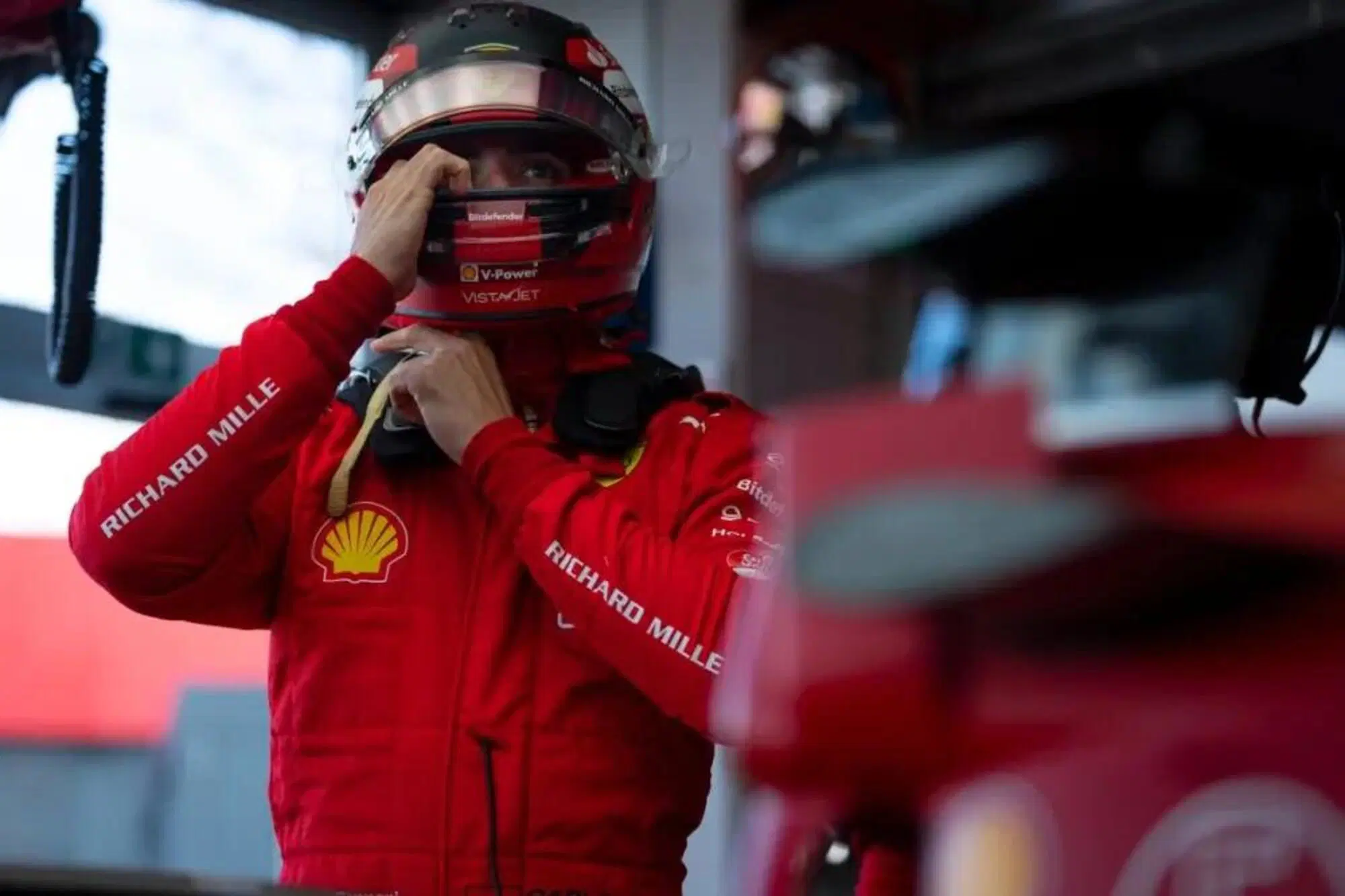 Carlos Sainz saluta la Ferrari per un'ultima volta in pista a Fiorano