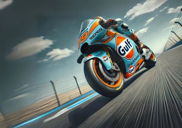 S&igrave;, Aprilia Trackhouse correr&agrave; con livrea Gulf in MotoGP. Ma perch&eacute; tutti la adorano e cosa c'entrano Steve McQueen e la Porsche 917K