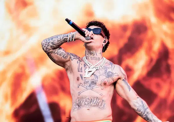 Tony Effe escluso dal concerto di Capodanno a Roma, Paolina Saulino: "Ma &egrave; giusto censurare un canterino sconcio? Vi spiego perch&eacute; dietro quei tatuaggi (brutti) si nasconde un ragazzo per bene&hellip;"