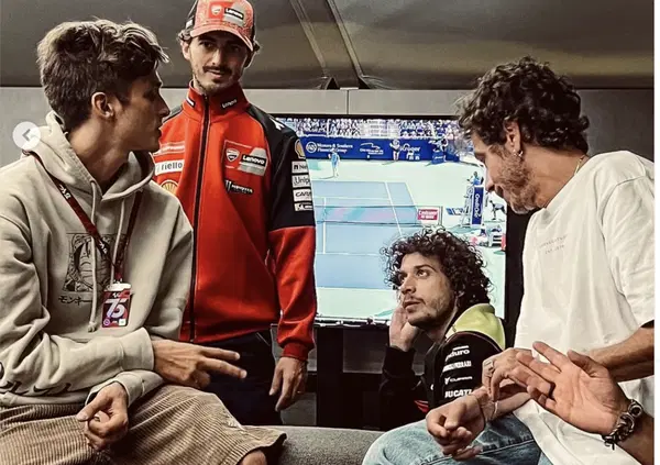 Il sabato sera dell'Academy: tutti i segreti che Valentino Rossi, Bagnaia, Bezzecchi, Marini e Morbidelli si confidano a cena, prima di un Gran Premio