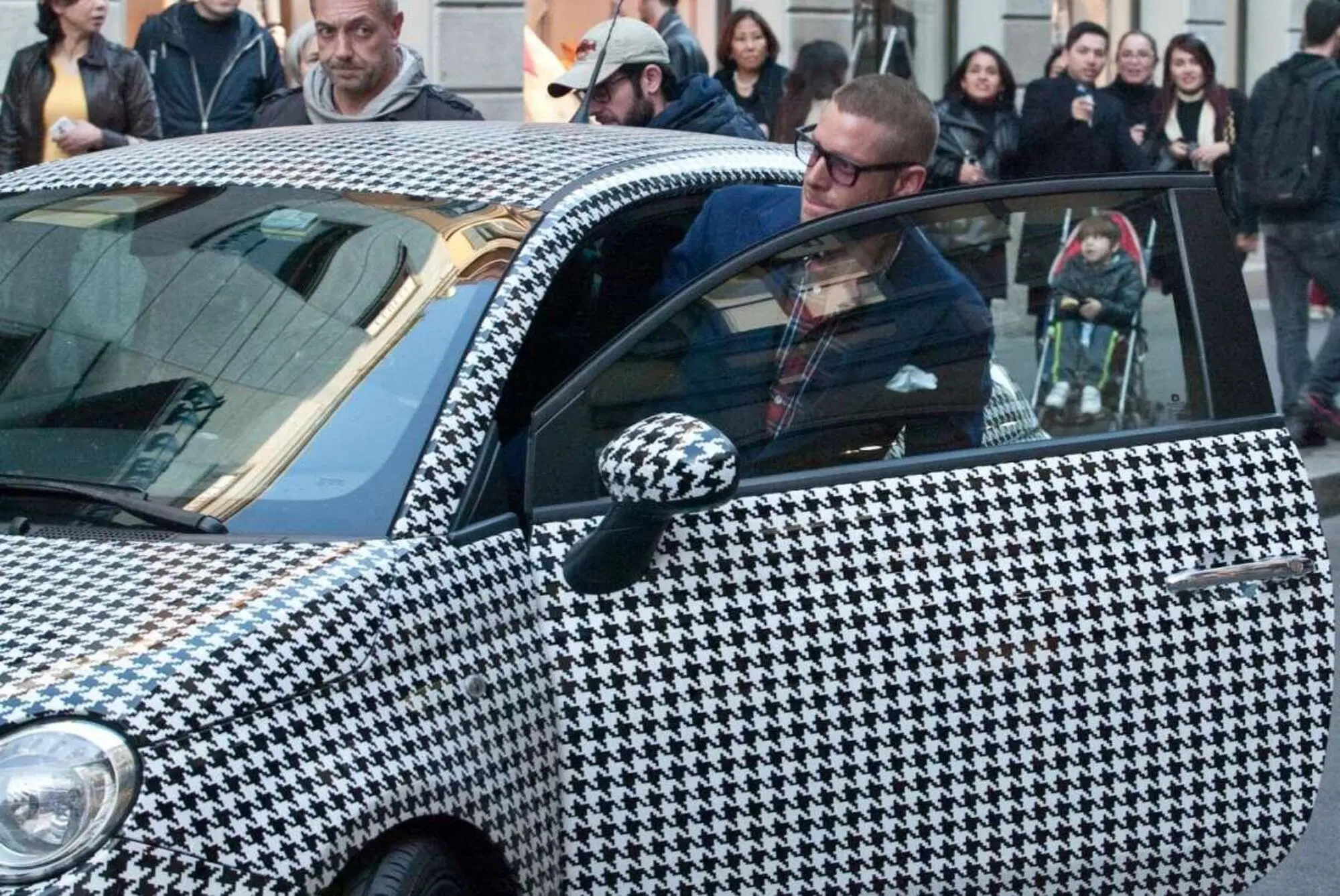 Lapo Elkann su una delle sue 500