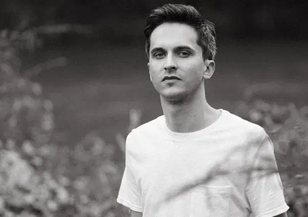 Abbiamo letto &ldquo;Nostalgoritmo&rdquo;, il libro di Grafton Tanner, e sapete cosa abbiamo capito? Che la vera arma del capitalismo &egrave; la nostalgia. Ecco perch&eacute; il vero potere controlla i nostri ricordi...