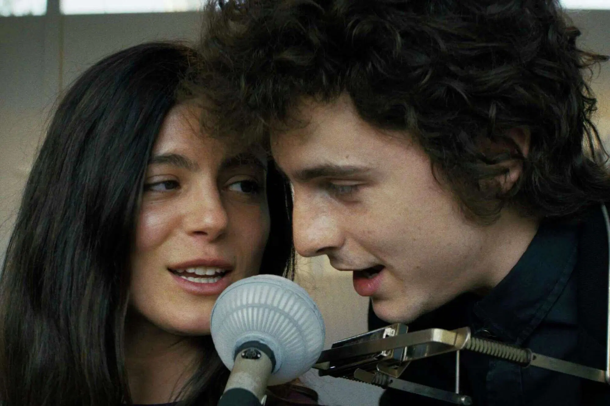 Monica Barbaro e Timoth&eacute;e Chalamet in "A Complete Unknown"