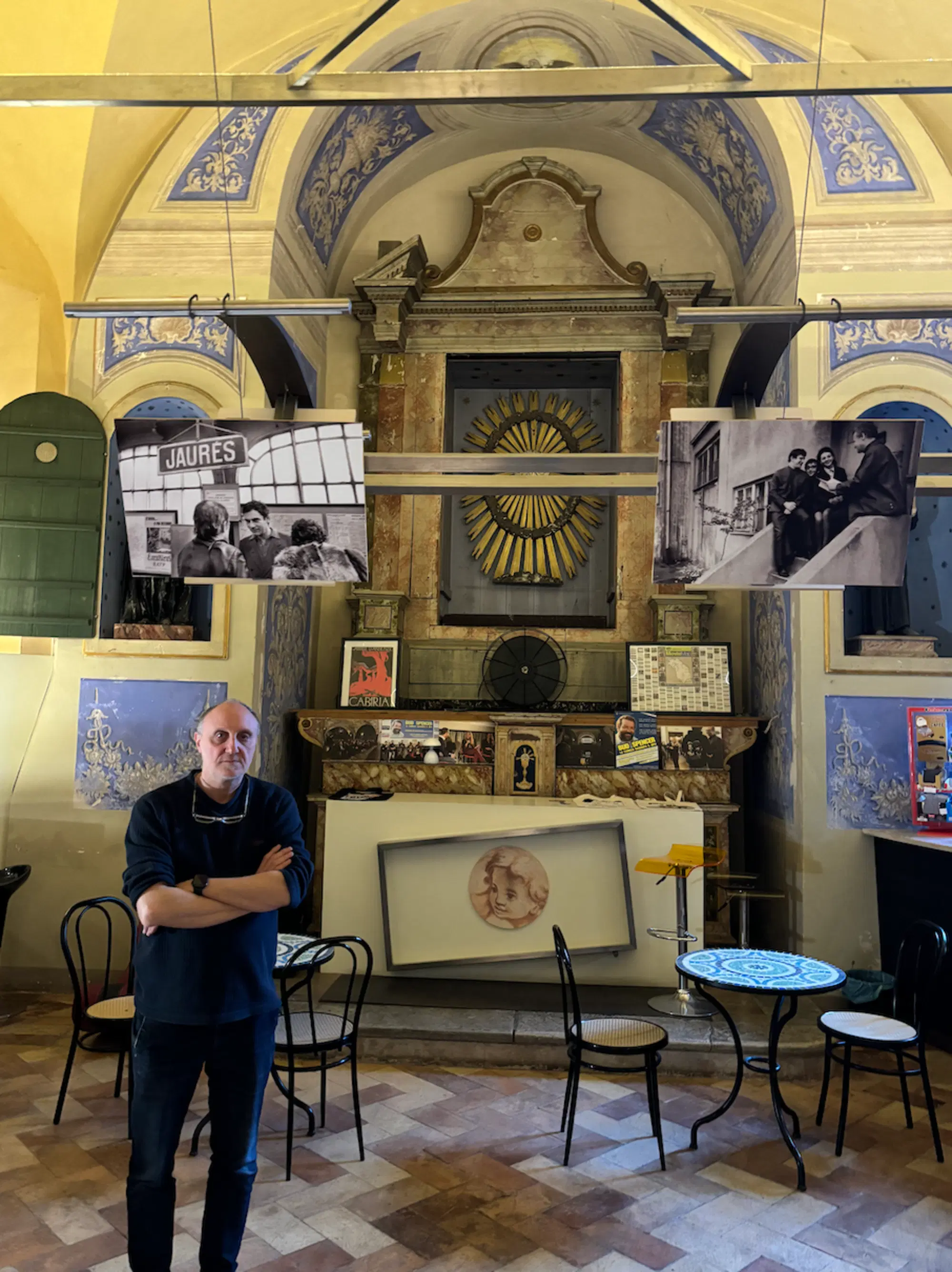 Andrea Cardarelli nel suo cinema d'essai "La sala degli artisti" di Fermo