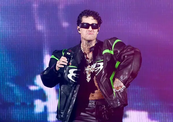 Capodanno da Tony Effe, ma come sar&agrave; il concerto al Pala Sport di Roma? Gli ospiti, gli orari, la scaletta e il rapper canta davvero solo un'ora?