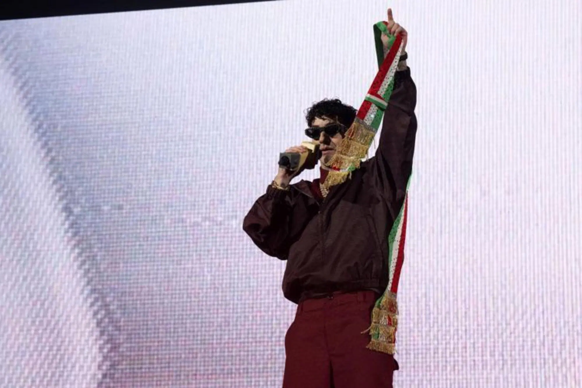 Siamo stati al "Capodanno con Tony Effe" a Roma, ma com'&egrave; andata? La sfida al sindaco: &ldquo;Mi votereste?&rdquo;. E sfila la scena rap-trap fra Lazza, Capo Plaza, Bello Figo mentre Giulia De Lellis&hellip;