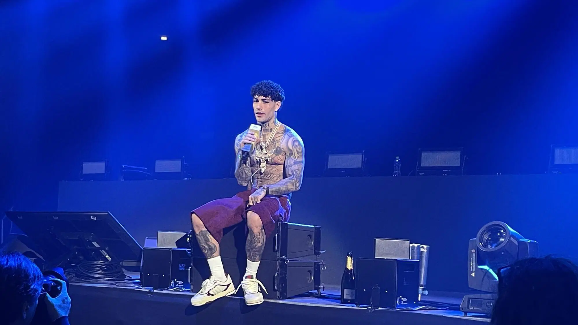 Siamo stati al "Capodanno con Tony Effe" a Roma, ma com'&egrave; andata? La sfida al sindaco: &ldquo;Mi votereste?&rdquo;. E sfila la scena rap-trap fra Lazza, Capo Plaza, Bello Figo mentre Giulia De Lellis&hellip;