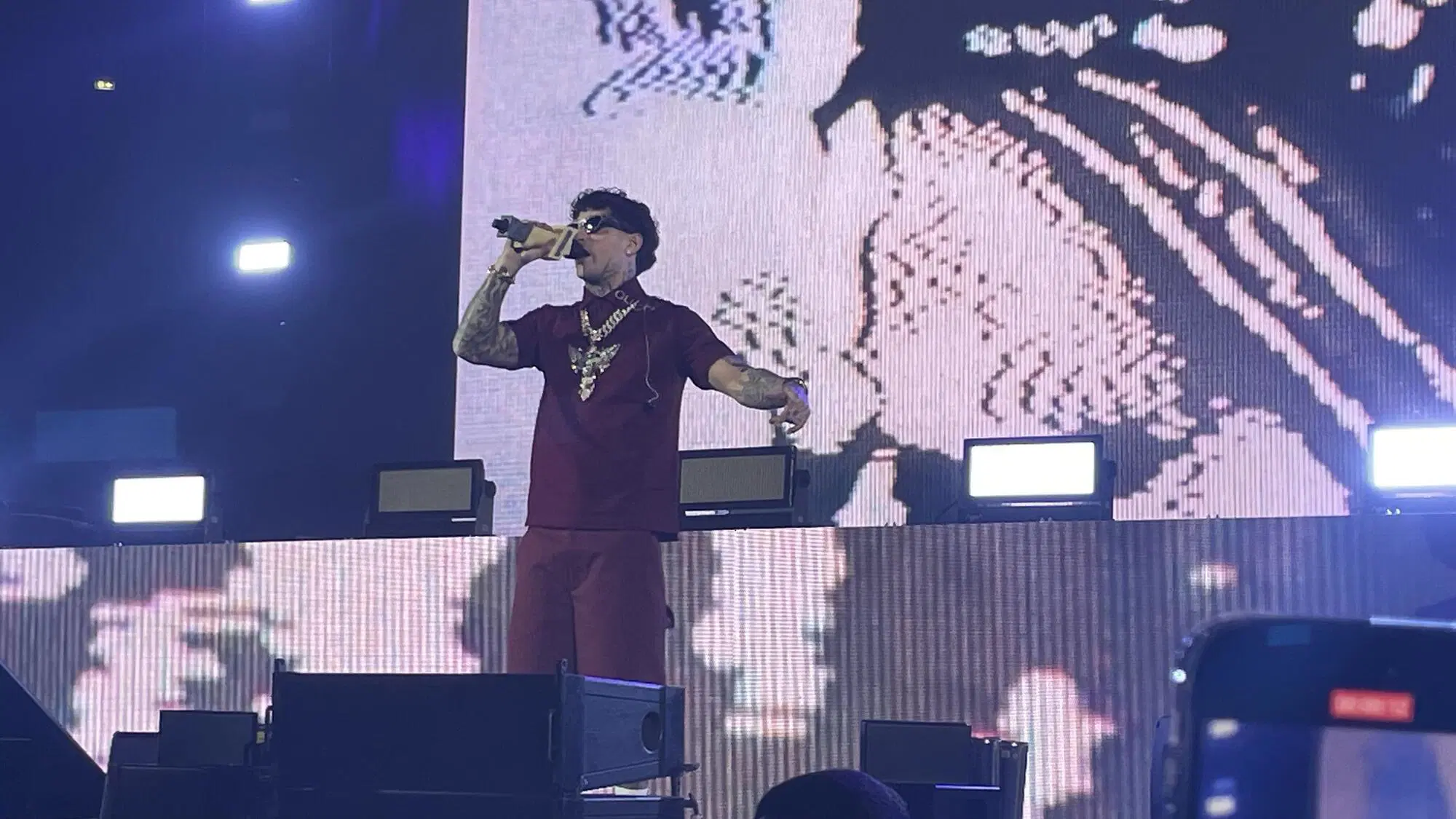 Siamo stati al "Capodanno con Tony Effe" a Roma, ma com'&egrave; andata? La sfida al sindaco: &ldquo;Mi votereste?&rdquo;. E sfila la scena rap-trap fra Lazza, Capo Plaza, Bello Figo mentre Giulia De Lellis&hellip;