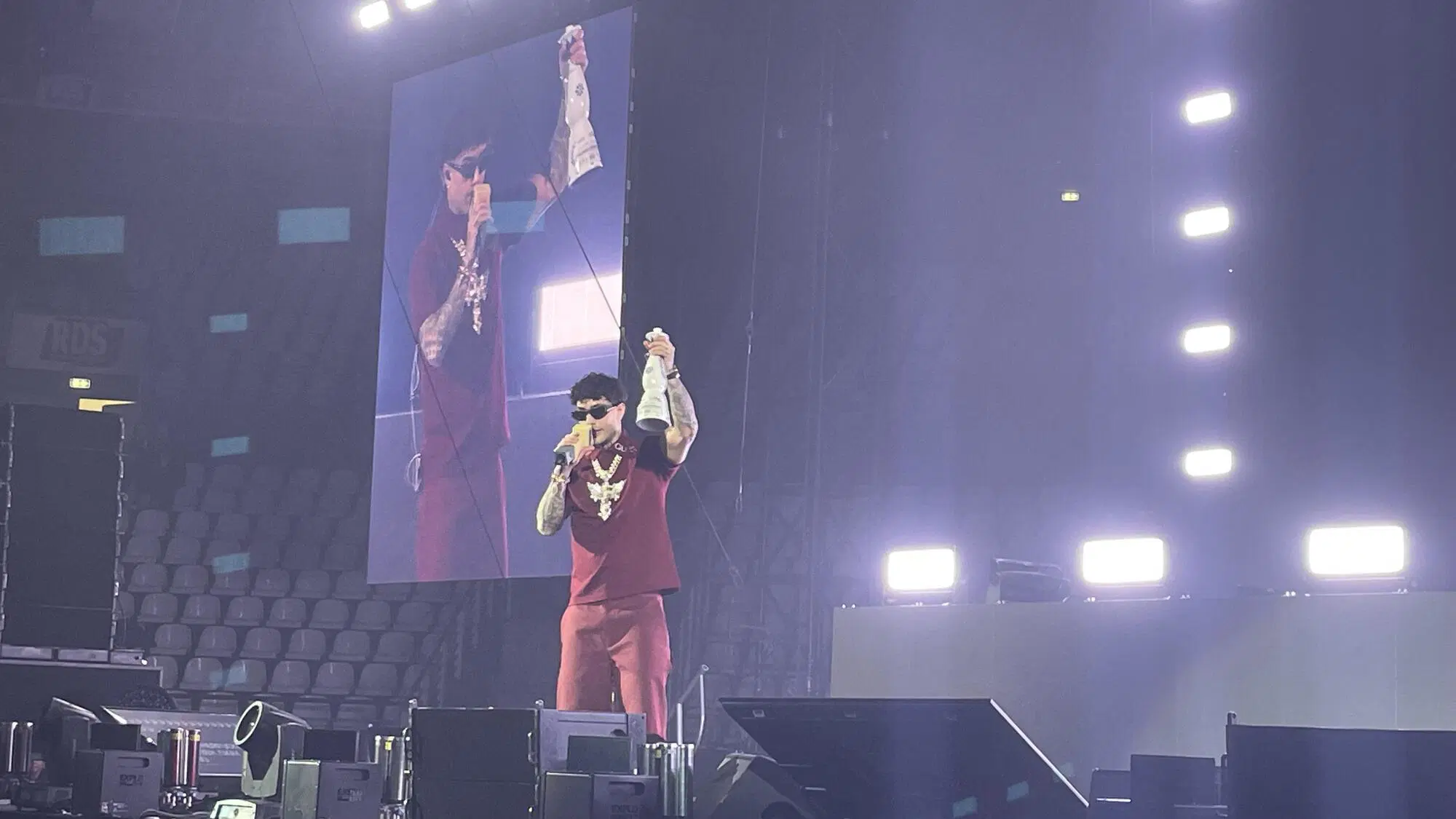 Siamo stati al "Capodanno con Tony Effe" a Roma, ma com'&egrave; andata? La sfida al sindaco: &ldquo;Mi votereste?&rdquo;. E sfila la scena rap-trap fra Lazza, Capo Plaza, Bello Figo mentre Giulia De Lellis&hellip;